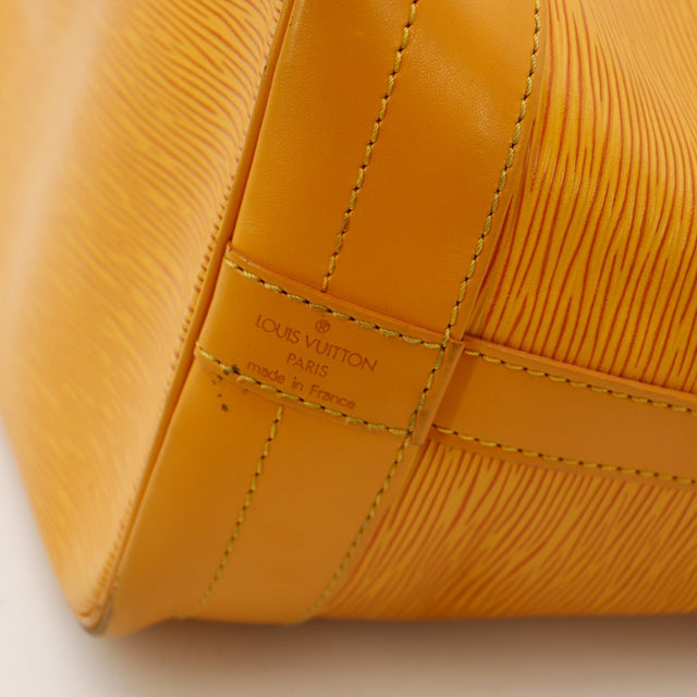 Detail coin inferieur Louis Vuitton Noe Epi Jaune frottement — AMANA Vintage