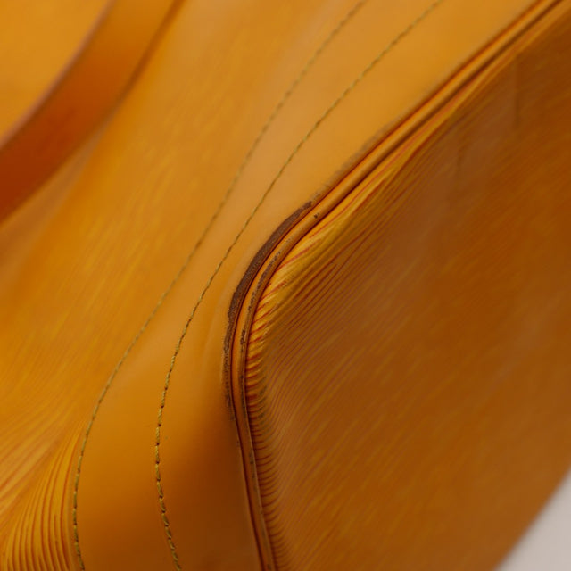Detail coin superieur Louis Vuitton Noe Epi Jaune cuir assombri — AMANA Vintage