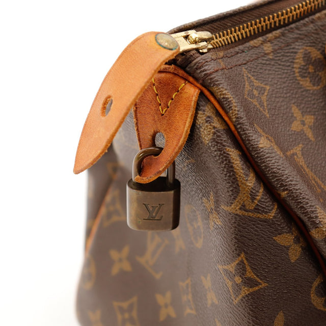 Detail languette cadenas Louis Vuitton Speedy 30 cuir use — AMANA Vintage