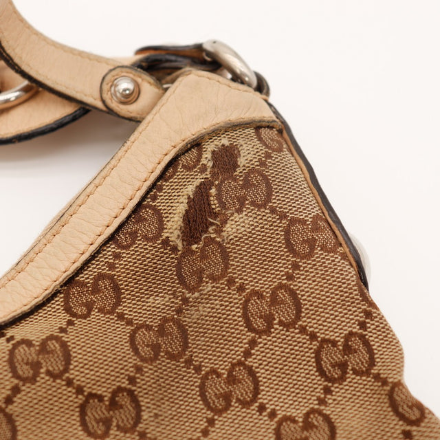 Détail coin supérieur Hobo Gucci cuir grainé beige anneau argenté — AMANA Vintage