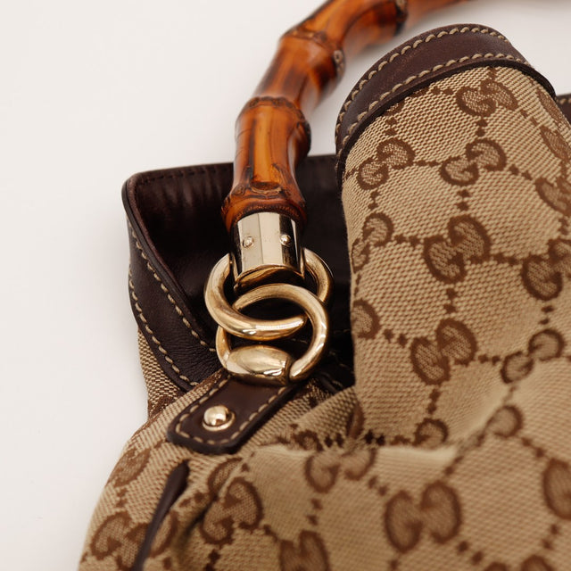 Détail raccord bambou et anneau doré Hobo Bambou Gucci — AMANA Vintage