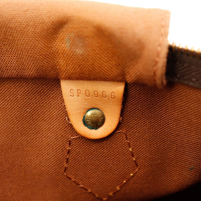 Detail languette cadenas Louis Vuitton Speedy 35 cuir vachette use — AMANA Vintage