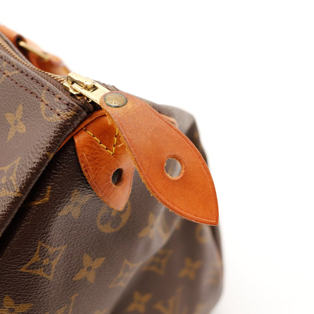 Detail tab fermeture Louis Vuitton Speedy 35 cuir vachette patine — AMANA Vintage