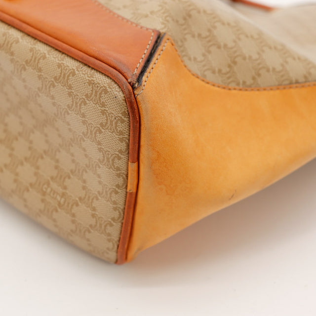 Detail coin inferieur cuir Celine Seau Macadam vue rapprochee occasion — AMANA Vintage