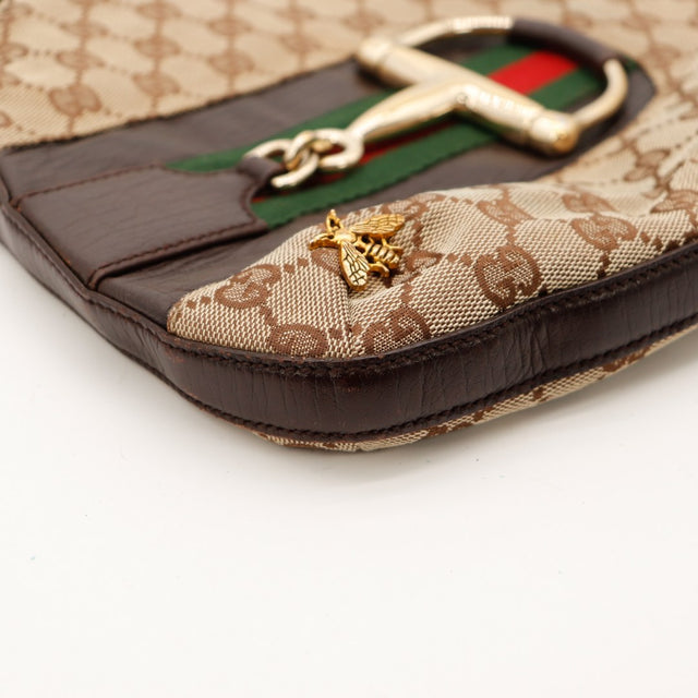 Détail coin inférieur cuir marron usé Gucci Hobo Horsebit — AMANA Vintage