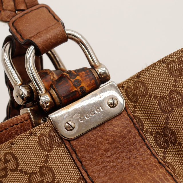 Détail fermoir bambou et plaque Gucci argentée Tote Bag Bambou — AMANA Vintage