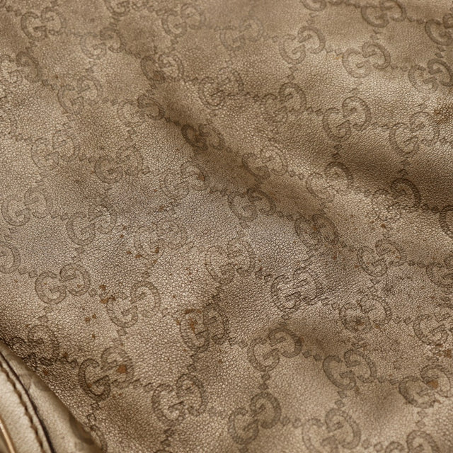 Gucci Indy Hobo détail macro cuir craquelé taches brunes — AMANA Vintage