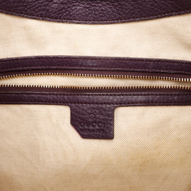 Détail coin inférieur cuir prune sac Gucci New Jackie frottements — AMANA Vintage