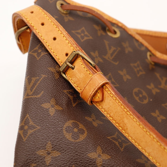 Détail œillets et boucle dorés Louis Vuitton Noé GM — AMANA Vintage