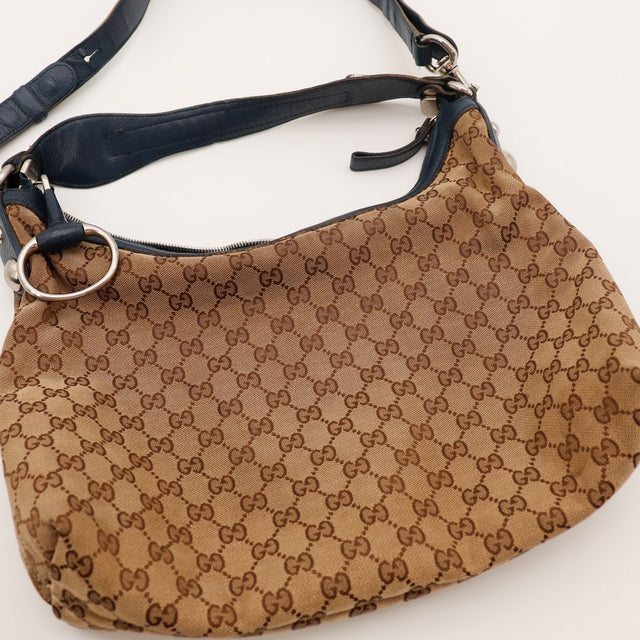 Détail extérieur Hobo Gucci toile monogrammée et anneau argenté — AMANA Vintage