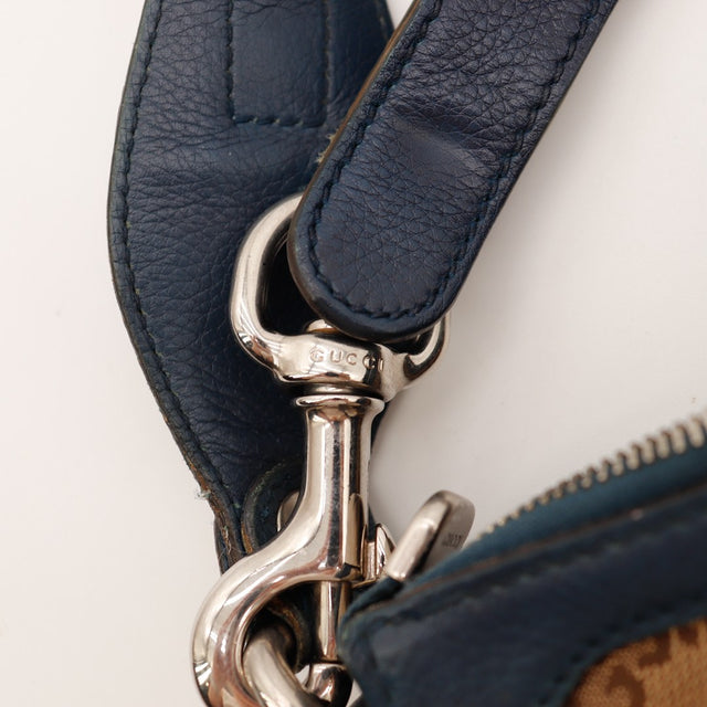 Détail mousqueton et cuir grainé bleu marine Hobo Gucci — AMANA Vintage