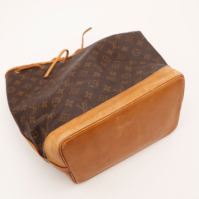 Détail œillets dorés Louis Vuitton Noé GM toile Monogram — AMANA Vintage