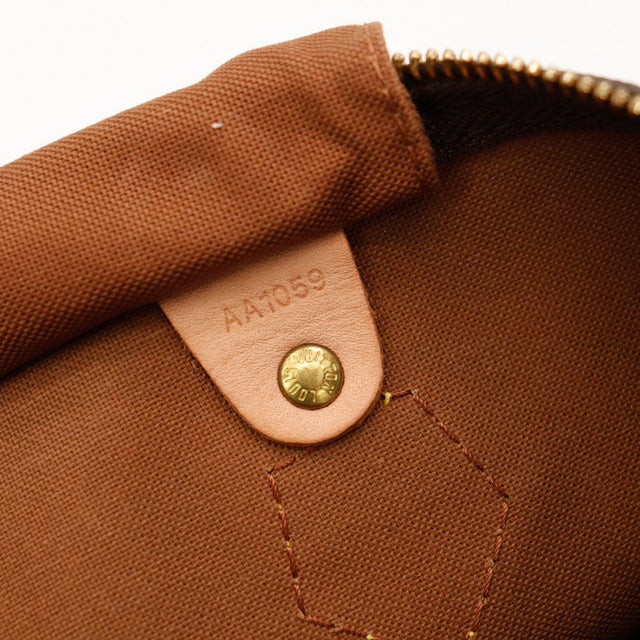 Detail tab cuir estampille Louis Vuitton Paris made in France Speedy 40 — AMANA Vintage