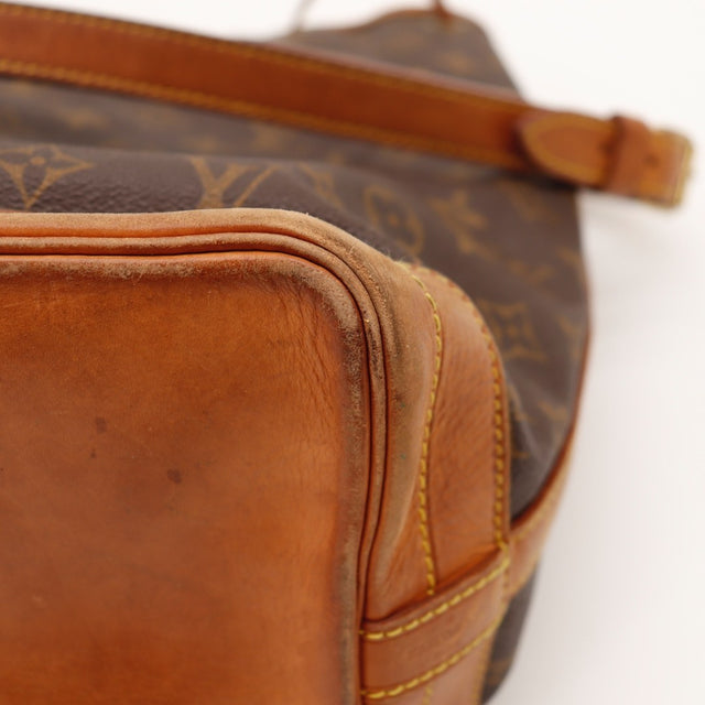 Détail boucle et anneaux dorés Louis Vuitton Noé GM — AMANA Vintage