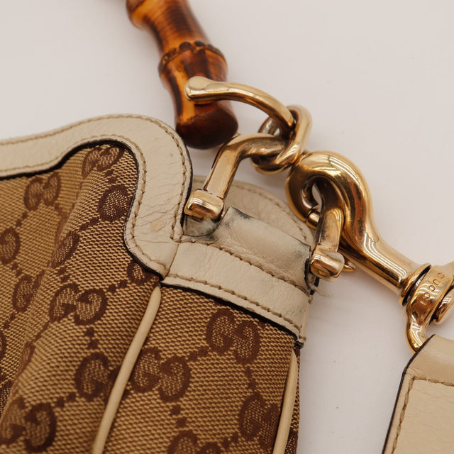 Détail attache anse bambou Gucci traces de contact cuir ivoire — AMANA Vintage