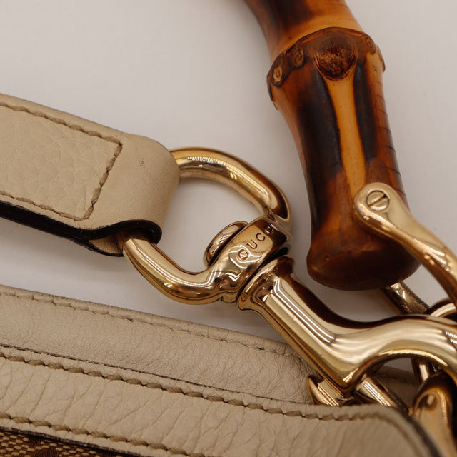 Détail fermoir mousqueton doré et anse bambou Gucci Hobo Bambou — AMANA Vintage