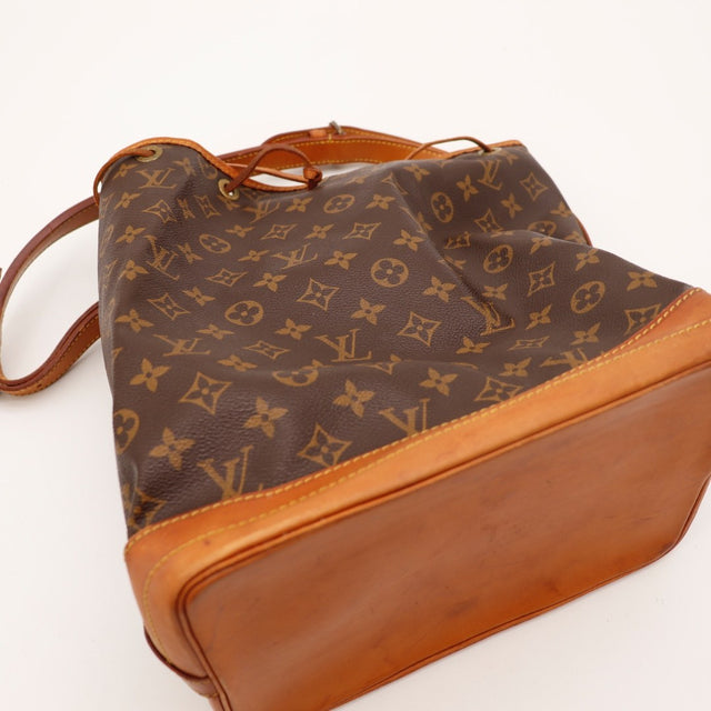Détail patine caramel cuir vachette Louis Vuitton Noé GM — AMANA Vintage