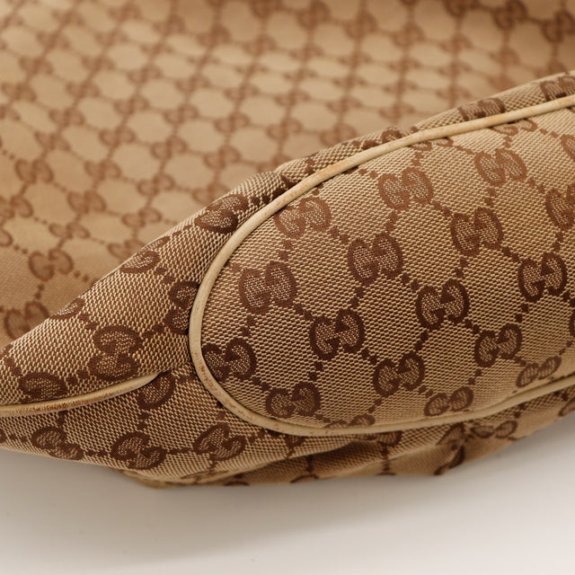 Détail coin Hobo Gucci liseré ivoire légers frottements — AMANA Vintage
