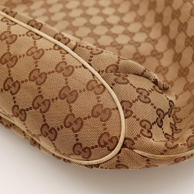 Détail coin inférieur Hobo Gucci liseré cuir ivoire — AMANA Vintage