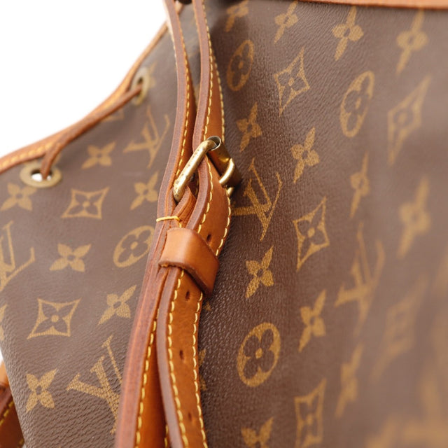 Détail œillets et boucle dorés Louis Vuitton Noé GM — AMANA Vintage