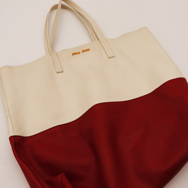 Détail coins inférieurs Miu Miu Shopping Tote cuir rouge — AMANA Vintage