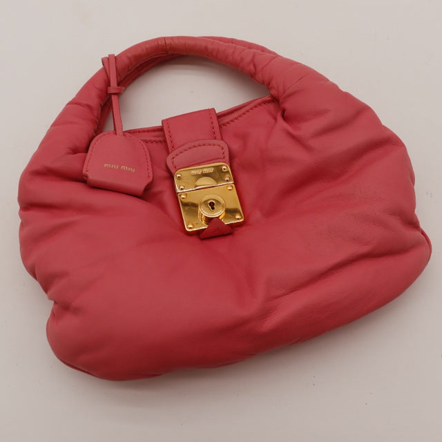 Base et bordure inférieure sac Miu Miu Bowler cuir rose corail — AMANA Vintage