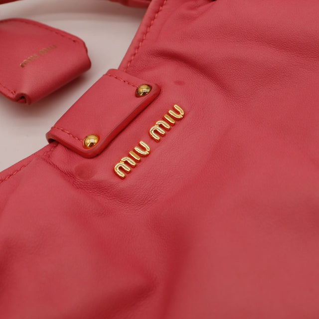 Détail clochette cuir Miu Miu Bowler rose corail — AMANA Vintage