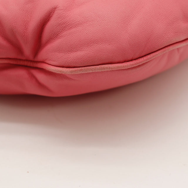 Détail coutures cuir matelassé Miu Miu Bowler rose corail — AMANA Vintage
