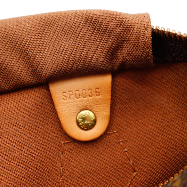 Detail languette cadenas Louis Vuitton Speedy 30 cuir vachette craquelures — AMANA Vintage