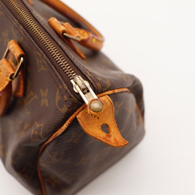 Détail du cuir vachette Louis Vuitton Speedy 25 Toile Monogramme occasion authentique — AMANA Vintage
