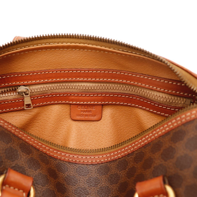 Détail patch cuir estampillé Céline Paris sur sac Papillon Macadam — AMANA Vintage