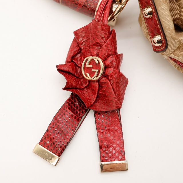 Detail fermoir et noeud python rouge sac Gucci Indy Hobo — AMANA Vintage