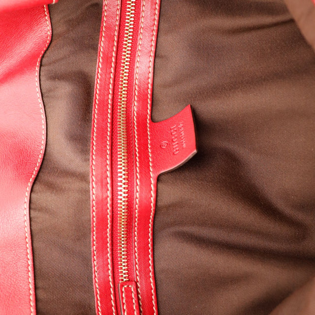 Detail plaque doree anse ronde sac Gucci Indy Hobo occasion — AMANA Vintage