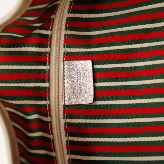 Détail coin inférieur Gucci Hobo cuir métallisé doré — AMANA Vintage
