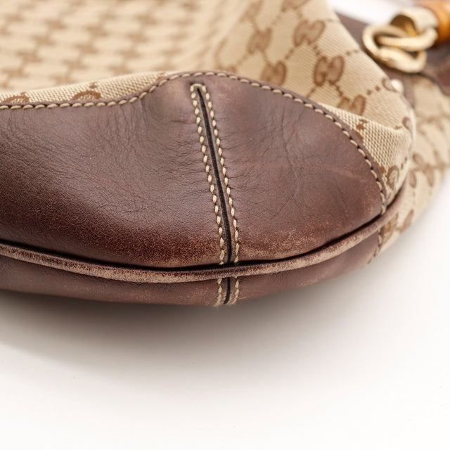 Detail coin inferieur droit Gucci Hobo Bambou cuir use — AMANA Vintage