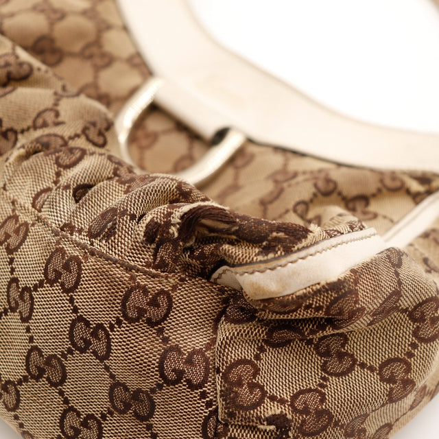 Détail effilochage toile monogrammée coin inférieur droit Gucci Hobo — AMANA Vintage