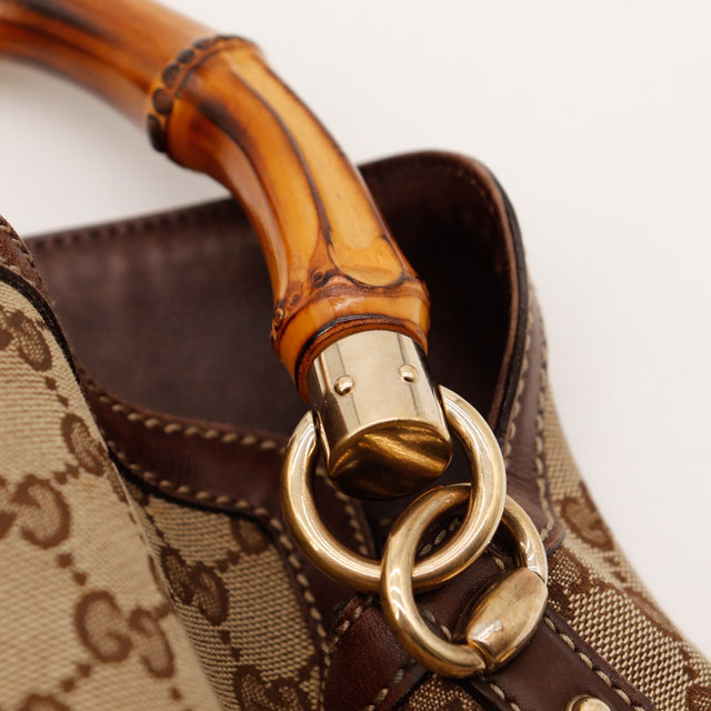 Detail gros plan poignee bambou Gucci Hobo anneau dore — AMANA Vintage