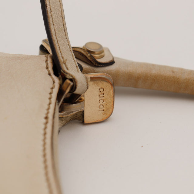 Détail coin supérieur anse et fixation Gucci Hobo cuir ivoire usé — AMANA Vintage