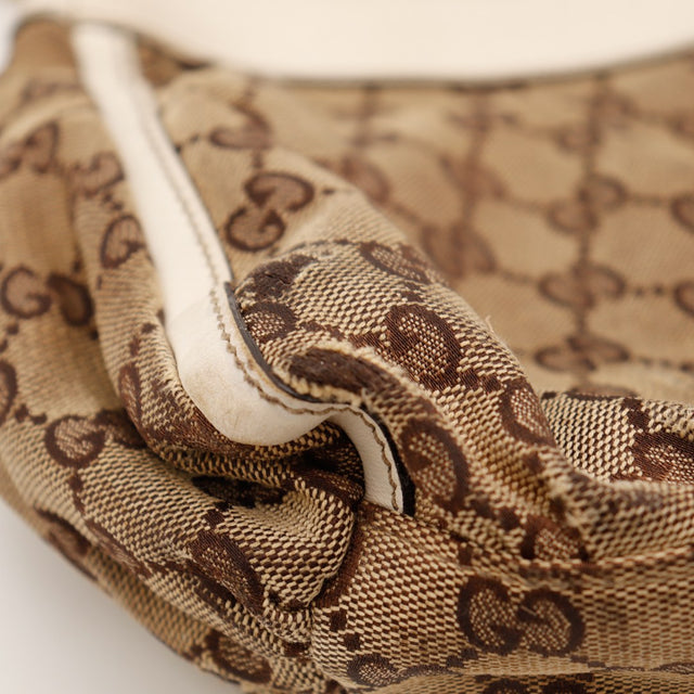 Détail toile monogrammée et cuir ivoire usé jonction anse Gucci Hobo — AMANA Vintage