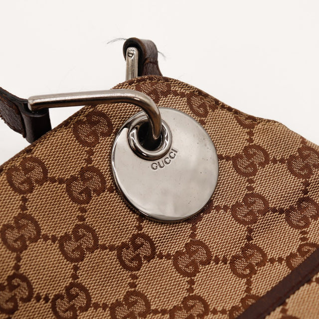 Détail médaillon signature Gucci argenté proche — AMANA Vintage
