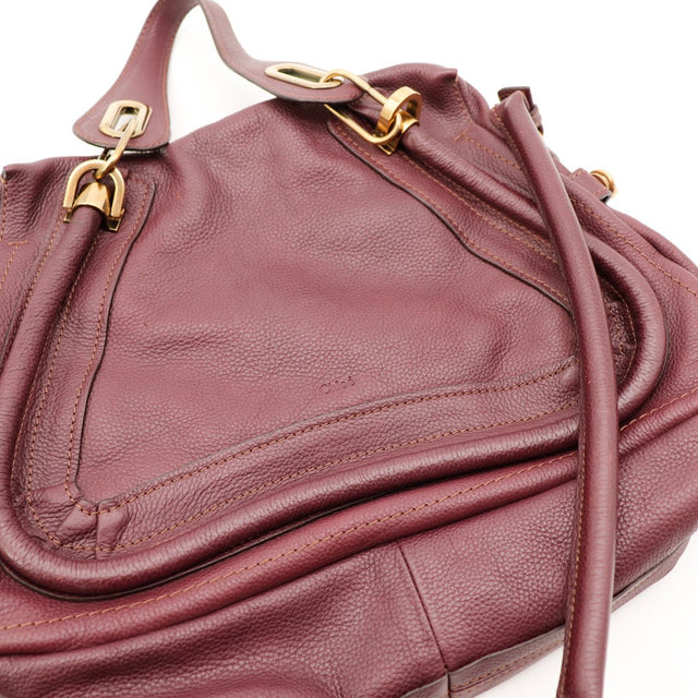 Détail cuir grainé bordeaux Chloé Paraty gros plan logo occasion — AMANA Vintage