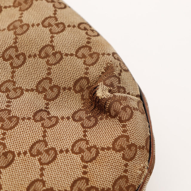 Gros plan coin supérieur Hobo Web Gucci canvas frotté — AMANA Vintage