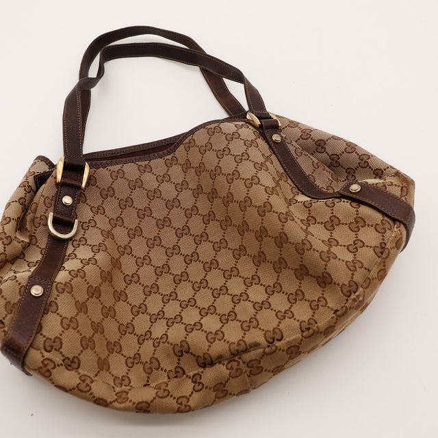 Détail anse et ferrure dorée sac Gucci Hobo toile monogrammée — AMANA Vintage