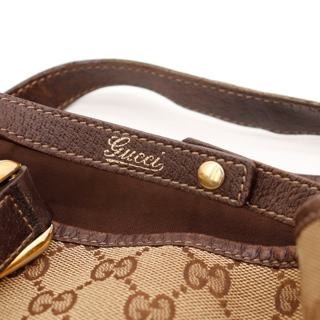 Détail anse cuir sac Gucci Hobo signature Gucci dorée — AMANA Vintage