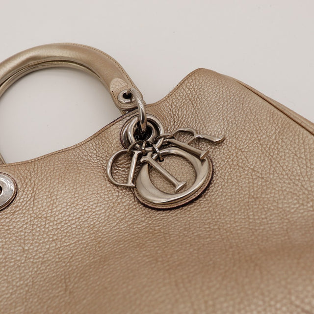 Détail breloque CD Dior Diorissimo argenté cuir taupe — AMANA Vintage