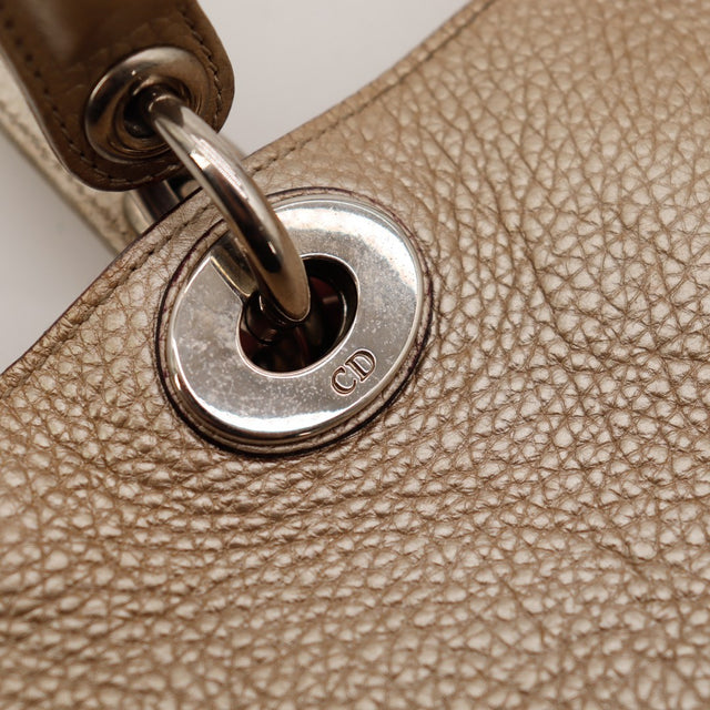 Détail anneau CD et cuir grené Dior Diorissimo taupe — AMANA Vintage
