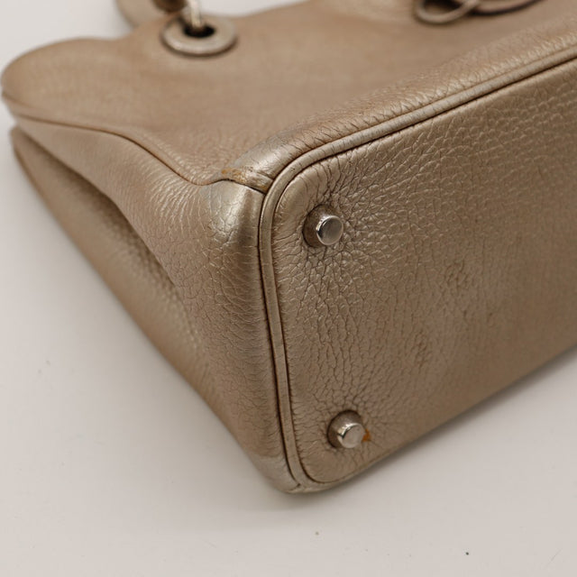 Détail coin inférieur Dior Diorissimo cuir taupe — AMANA Vintage