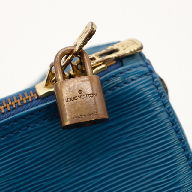 Cadenas et curseurs dorés patinés Louis Vuitton Keepall 50 Épi bleu — AMANA Vintage