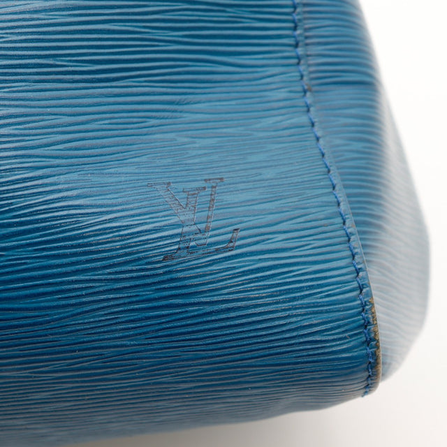 Détail coin et languette cuir Louis Vuitton Keepall 50 Épi bleu — AMANA Vintage