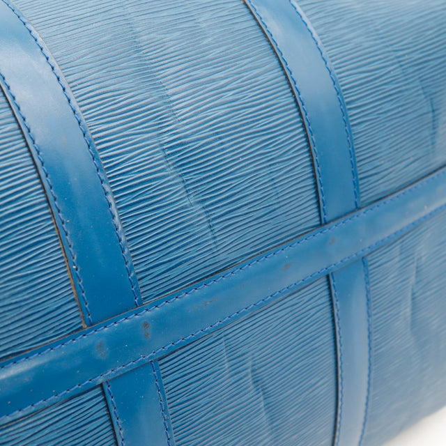 Détail griffures légères corps Louis Vuitton Keepall 50 Épi bleu — AMANA Vintage